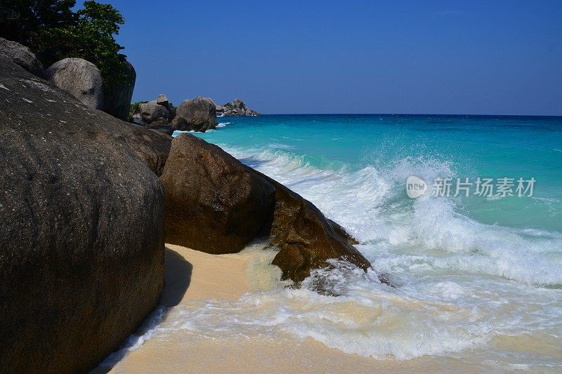 Koh Miang岛有岩石海岸线和绿松石海。